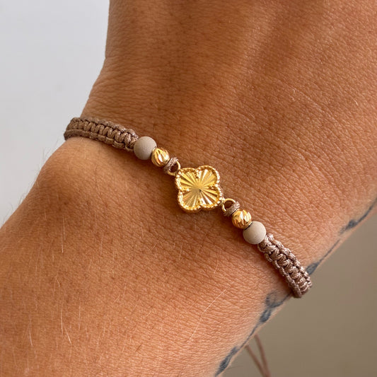 PULSERA HILO BEIGE TREBOL DIAMANTADO + 2 BOLAS 3MM ORO AMARILLO 18K - 0,58GR