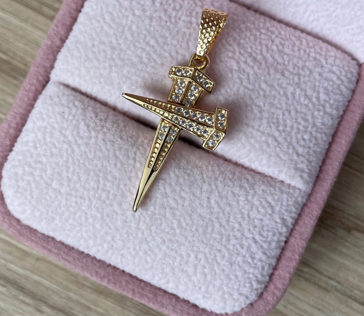 DIJE CRUZ CON CLAVO Y PIEDRAS   BLANCAS  3.2CM ORO AMARILLO COL 18K - 2,40GR (NG)