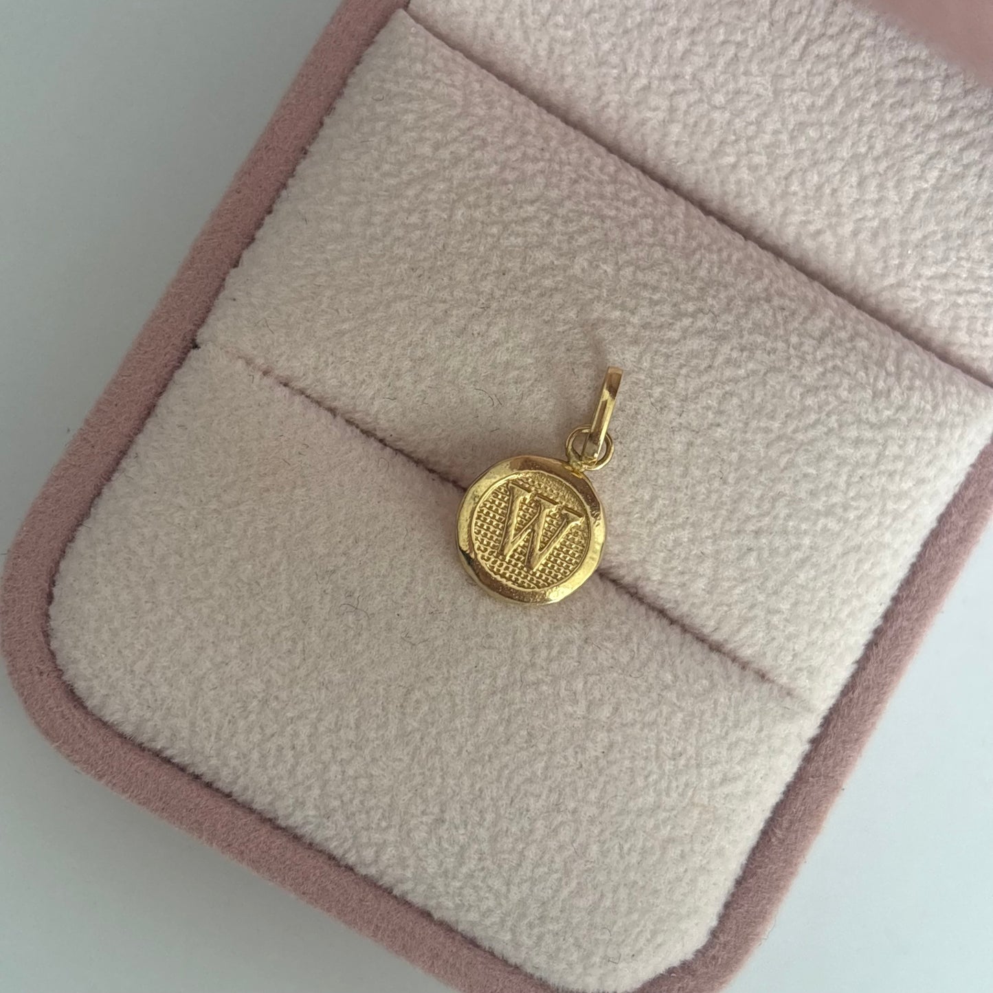 DIJE LETRA W MEDALLA 1.2CM ORO AMARILLO COL 18K - 0,38GR (NG)