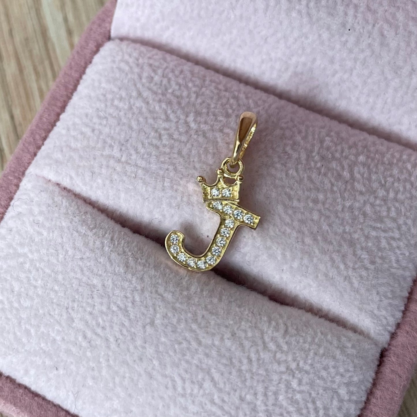 DIJE LETRA J CON CORONA Y PIEDRAS BLANCAS 1,9CM ORO AMARILLO COL 18K - 0,75GR (NG)