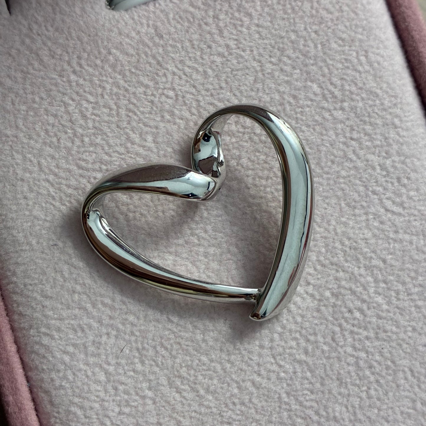 DIJE SILUETA CORAZON EN CURSIVA 2.7CM ORO BLANCO ITALY ESP 18K - 1,01GR (IM)