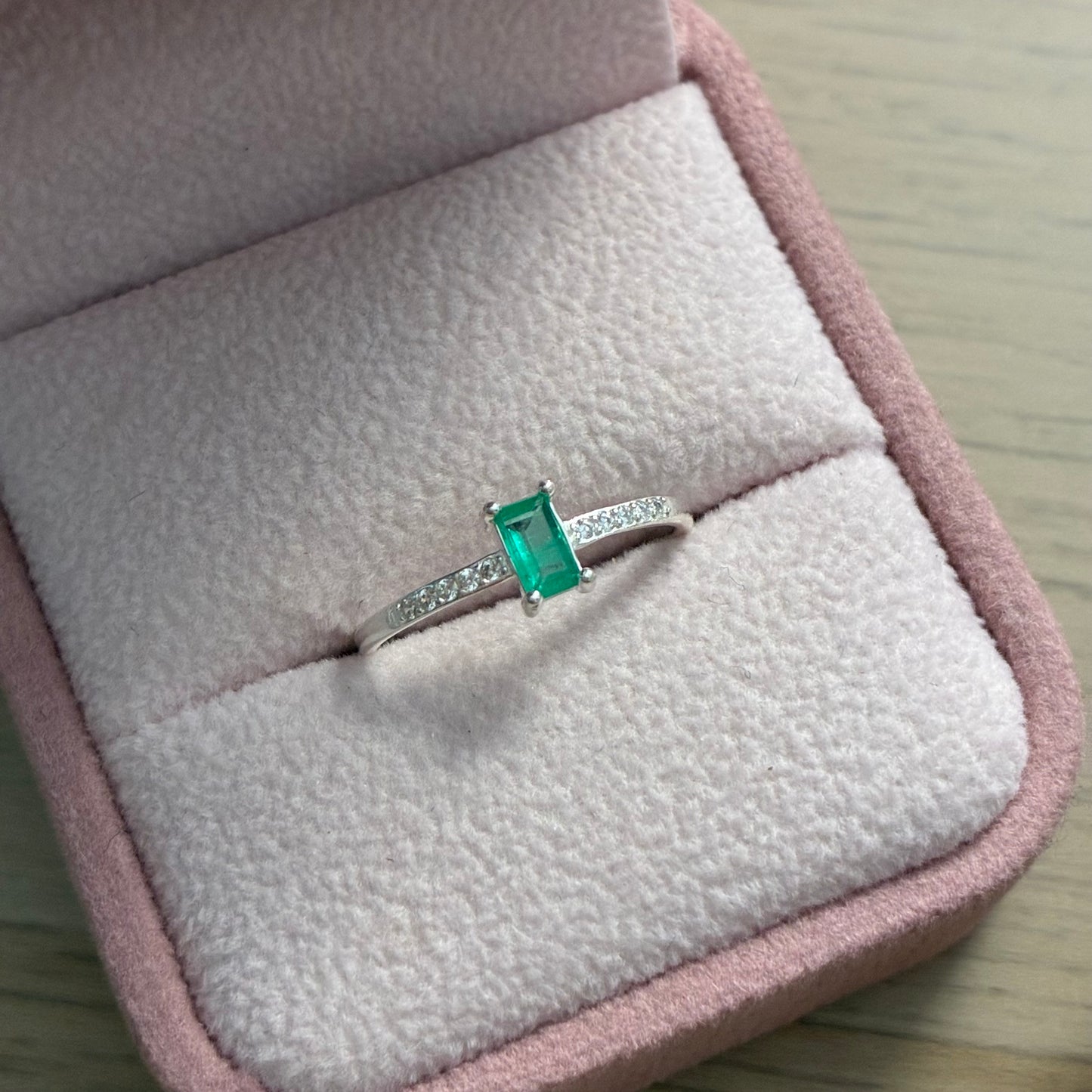 ANILLO CUADRADO + ESMERALDA NATURAL 0,23CTS PLATA 925 TALLA 6.5