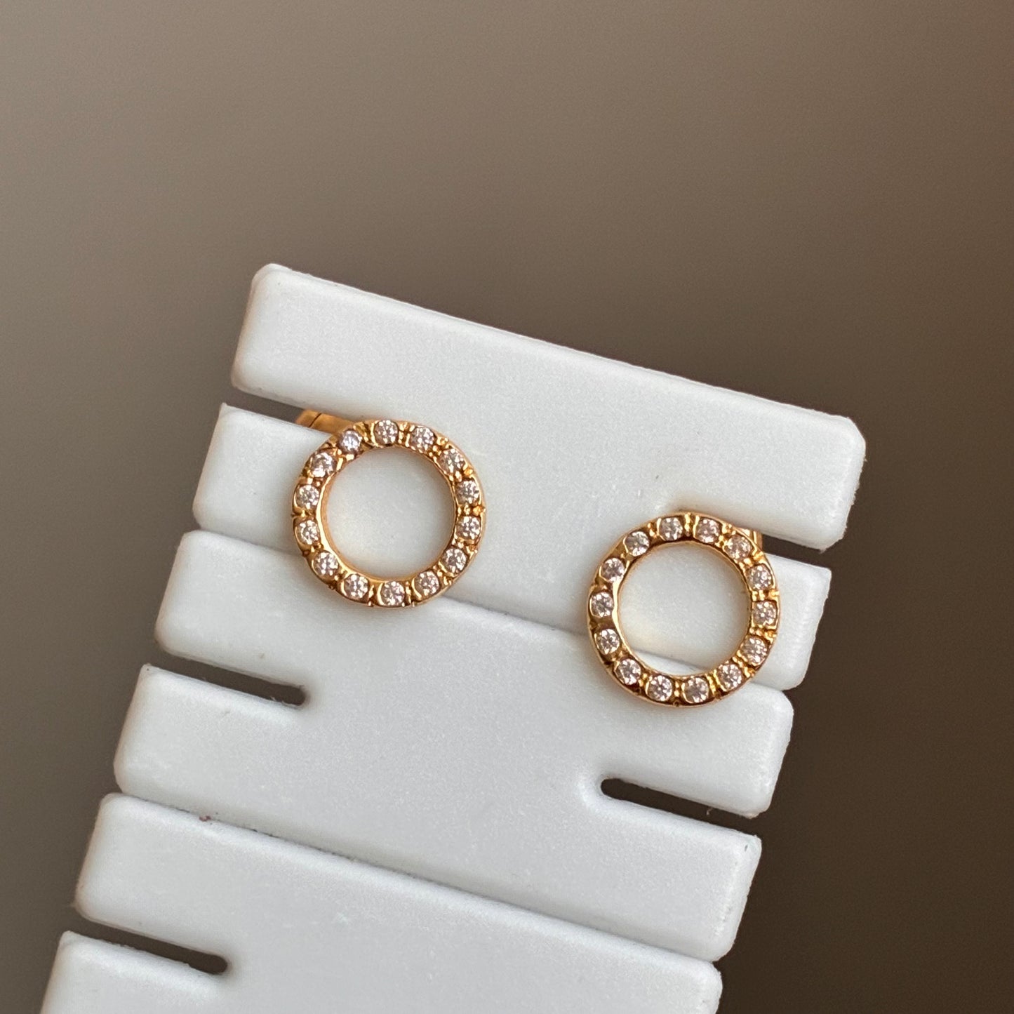 TOPOS CIRCULO PIEDRAS BLANCAS 7MM ORO AMARILLO 18K - 0,72GR