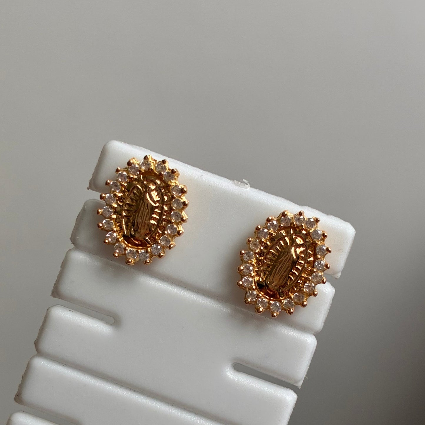 TOPOS VIRGEN DE GUADALUPE PIEDRAS BLANCAS 10MM ORO AMARILLO 18K - 1,54GR