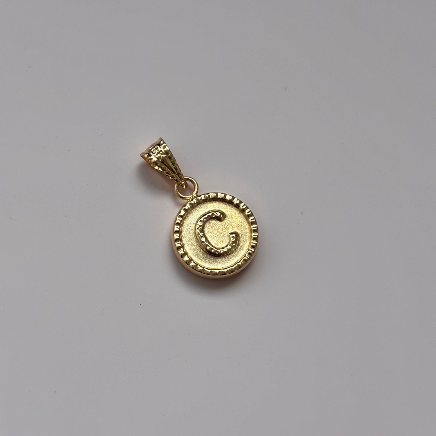 DIJE LETRA C REDONDO BORDEADO 1,7CM ORO AMARILLO 18K - 0,55GR