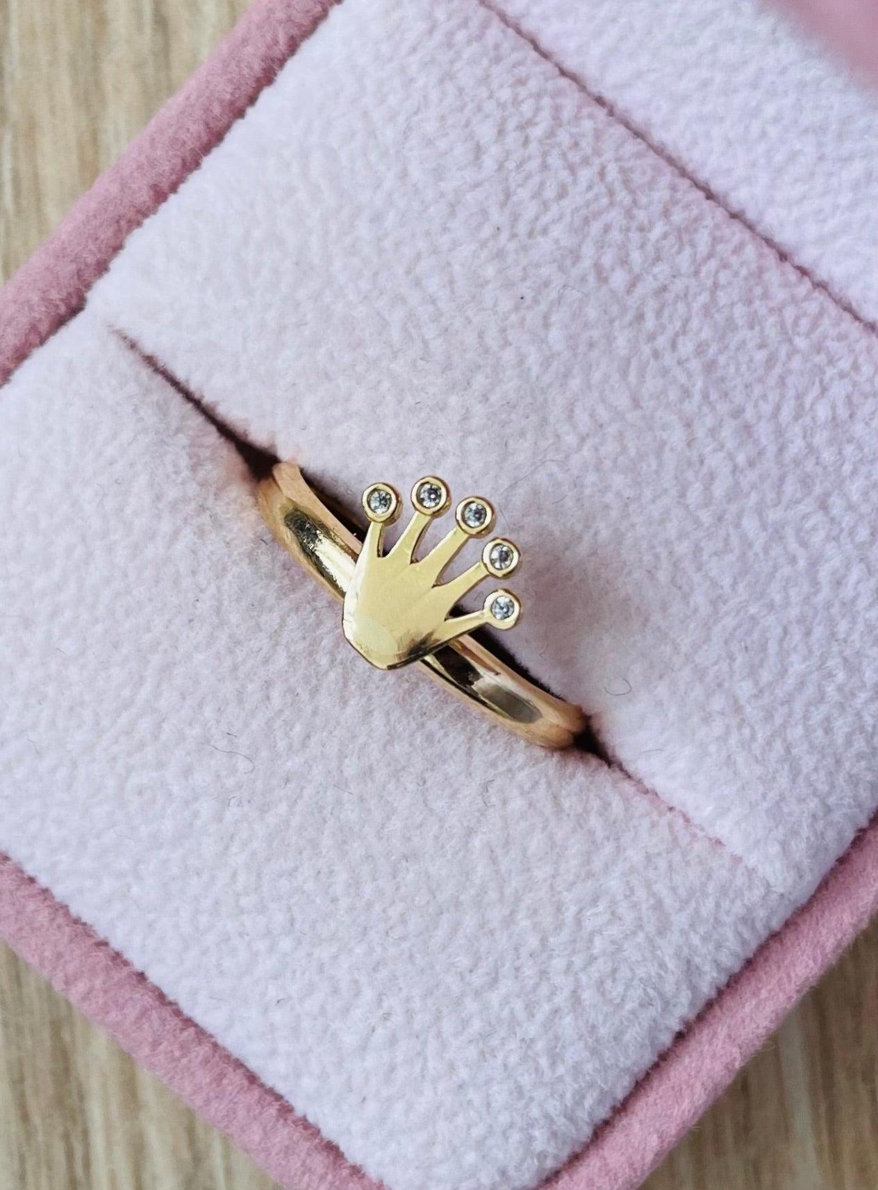 ANILLO CON CORONA RX Y PIEDRAS BLANCAS 8,9MM ORO AMARILLO COL 18K TALLA 7.5 - 1.10GR (NG)
