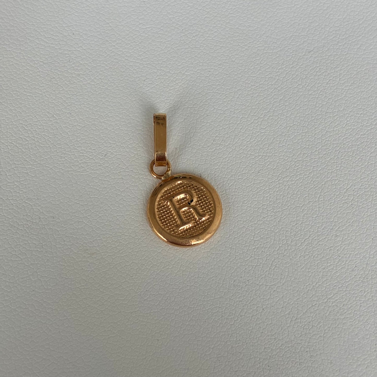 DIJE LETRA R REDONDO DIAMANTADO 2,0CM ORO AMARILLO 18K - 0,73GR *PP*