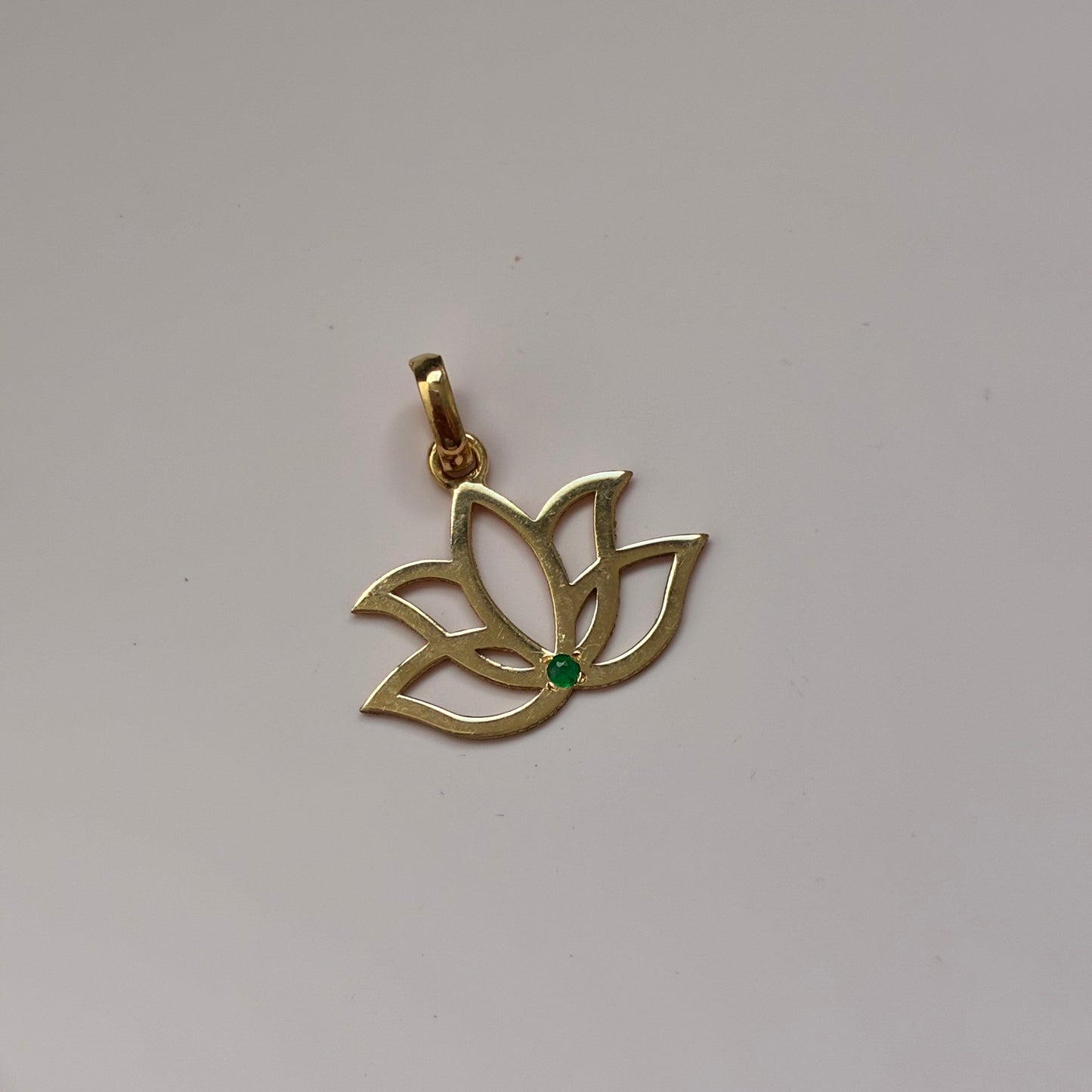 DIJE FLOR DE LOTO + PUNTO DE ESMERALDA 1.5CM ORO AMARILLO 18K - 0,64GR