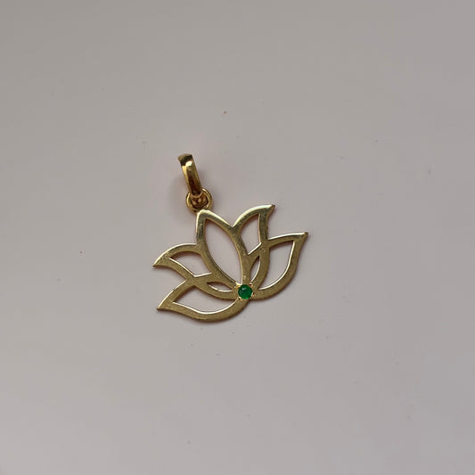 DIJE FLOR DE LOTO + PUNTO DE ESMERALDA 1.5CM ORO AMARILLO 18K - 0,64GR