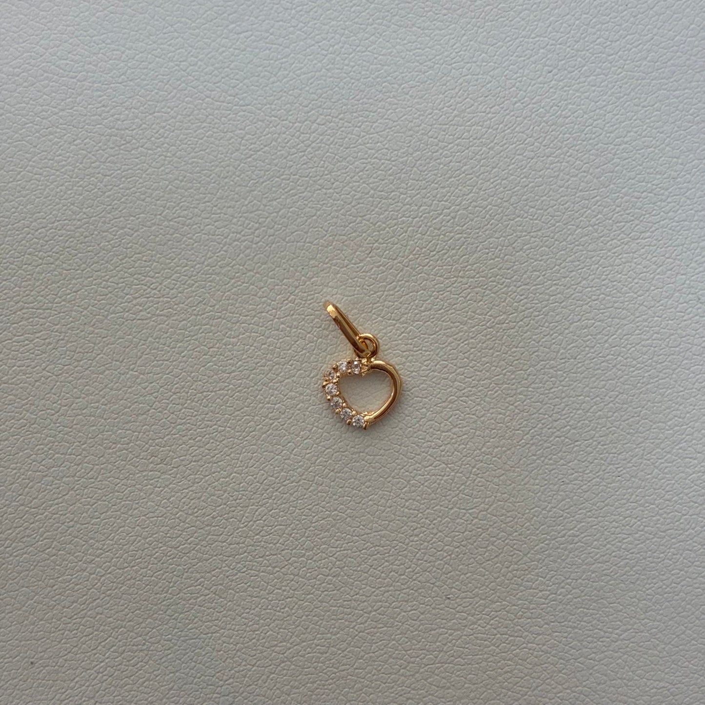 DIJE SILUETA CORAZON CON PIEDRAS BLANCAS 1CM ORO AMARILLO 18K - 0.24GR