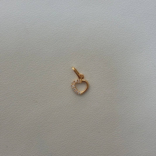DIJE SILUETA CORAZON CON PIEDRAS BLANCAS 1CM ORO AMARILLO 18K - 0.24GR