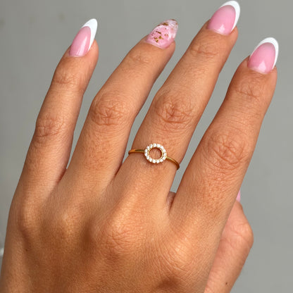 ANILLO CIRCULO CON PIEDRAS BLANCAS TALLA 6.5 ORO AMARILLO 18K - 0,83GR *PP