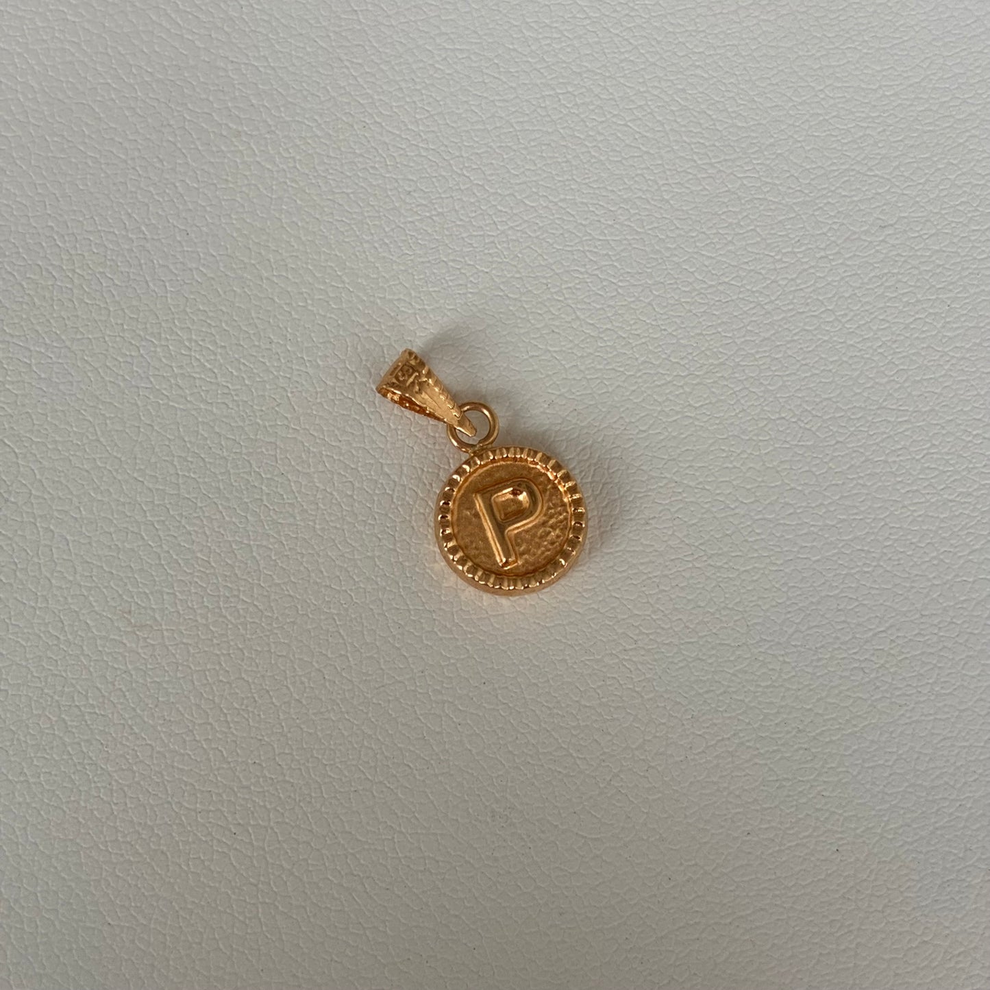 DIJE LETRA P 1.3CM ORO AMARILLO 18K - 0,38GR *PP*