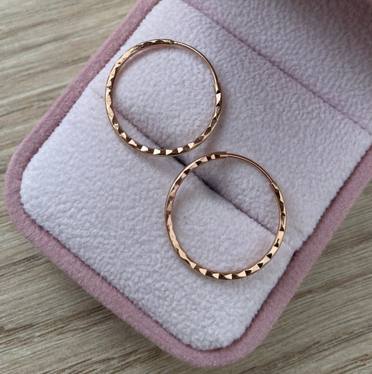 CANDONGAS DIAMANTADAS CON RELIEVE 2CM ORO ROSADO COL 18K - 0,90GR