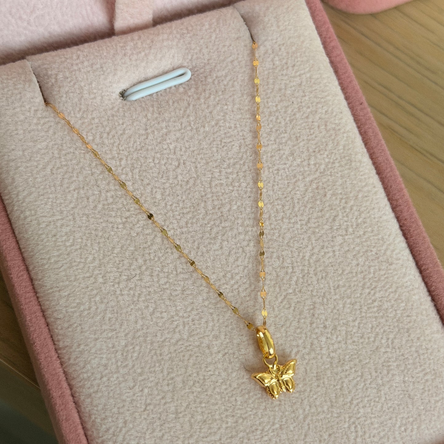 CADENA MINI CRISPETA 50CM + DIJE MARIPOSA LISO 1.2CM ORO AMARILLO 18K