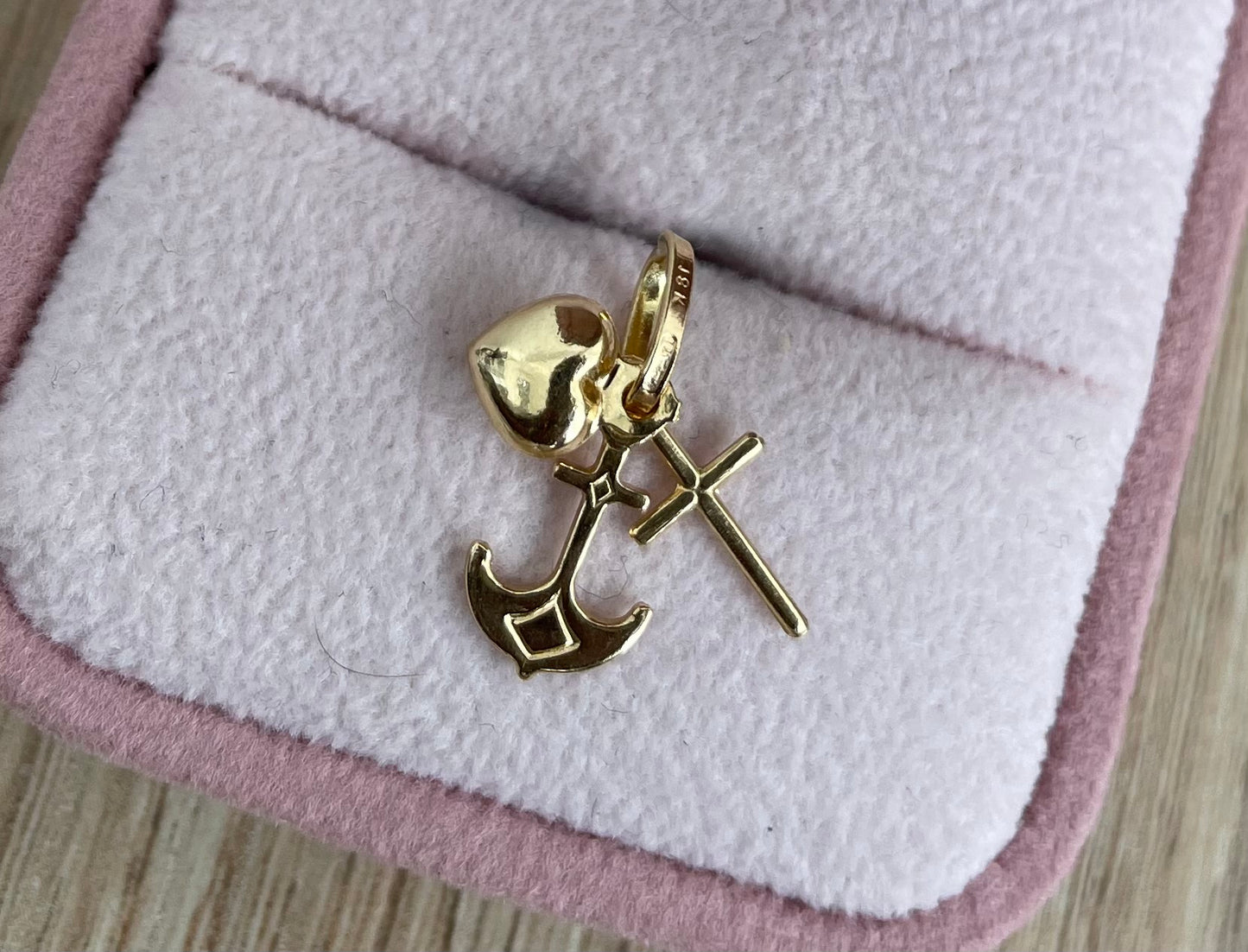 DIJE TRES GRACIAS 1,90CM ORO AMARILLO COL 18K - 0,90GR