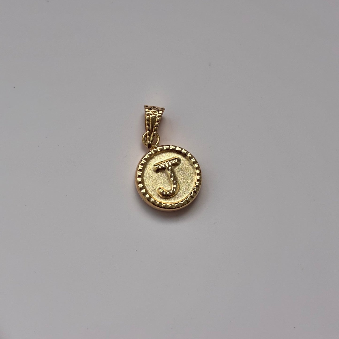 DIJE LETRA J REDONDO BORDEADO 1,7CM ORO AMARILLO 18K - 0,58GR