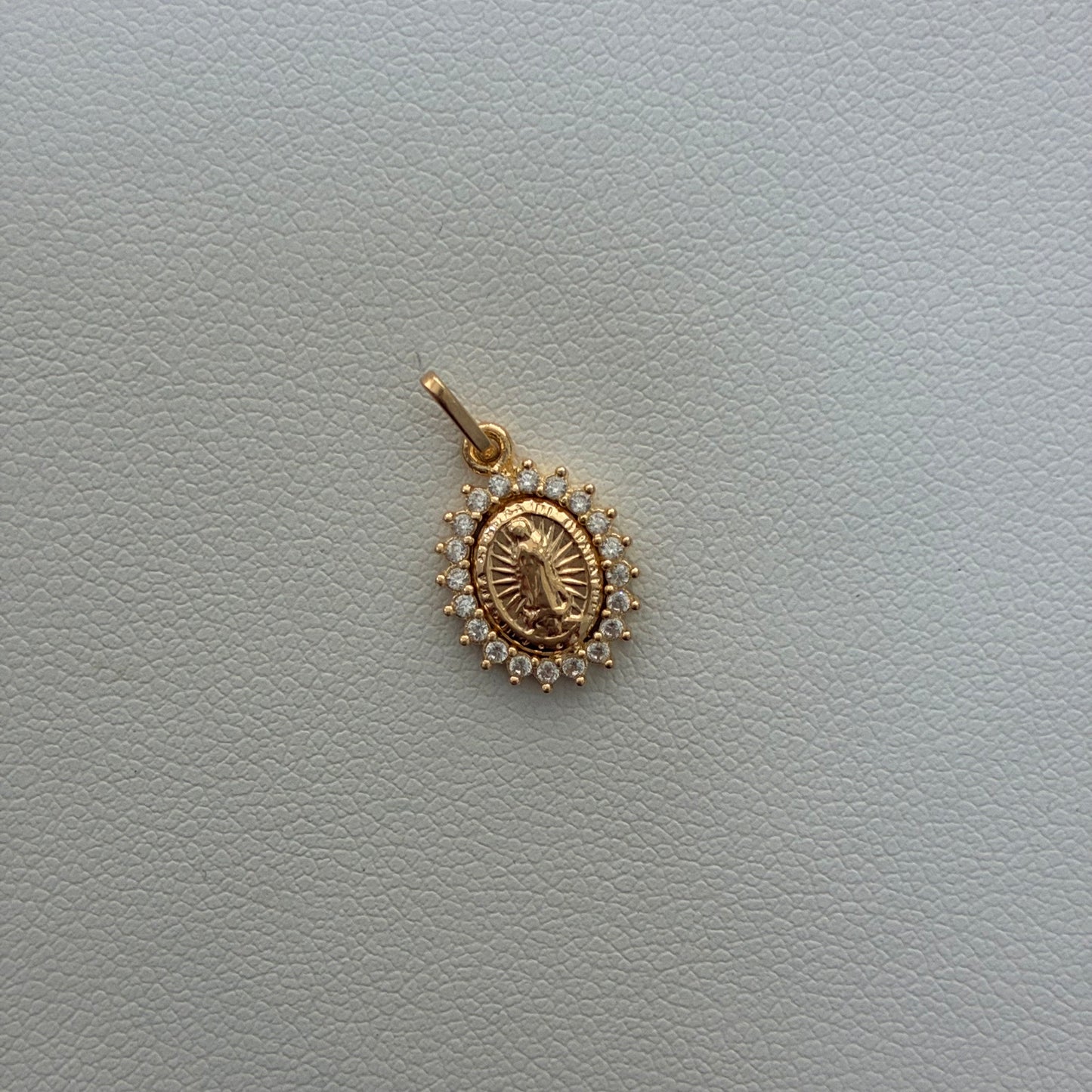 DIJE VIRGEN DE GUADALUPE PIEDRAS BLANCAS REDONDA 1.6CM ORO AMARILLO 18K - 0.65GR