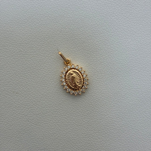 DIJE VIRGEN DE GUADALUPE PIEDRAS BLANCAS REDONDA 1.6CM ORO AMARILLO 18K - 0.65GR