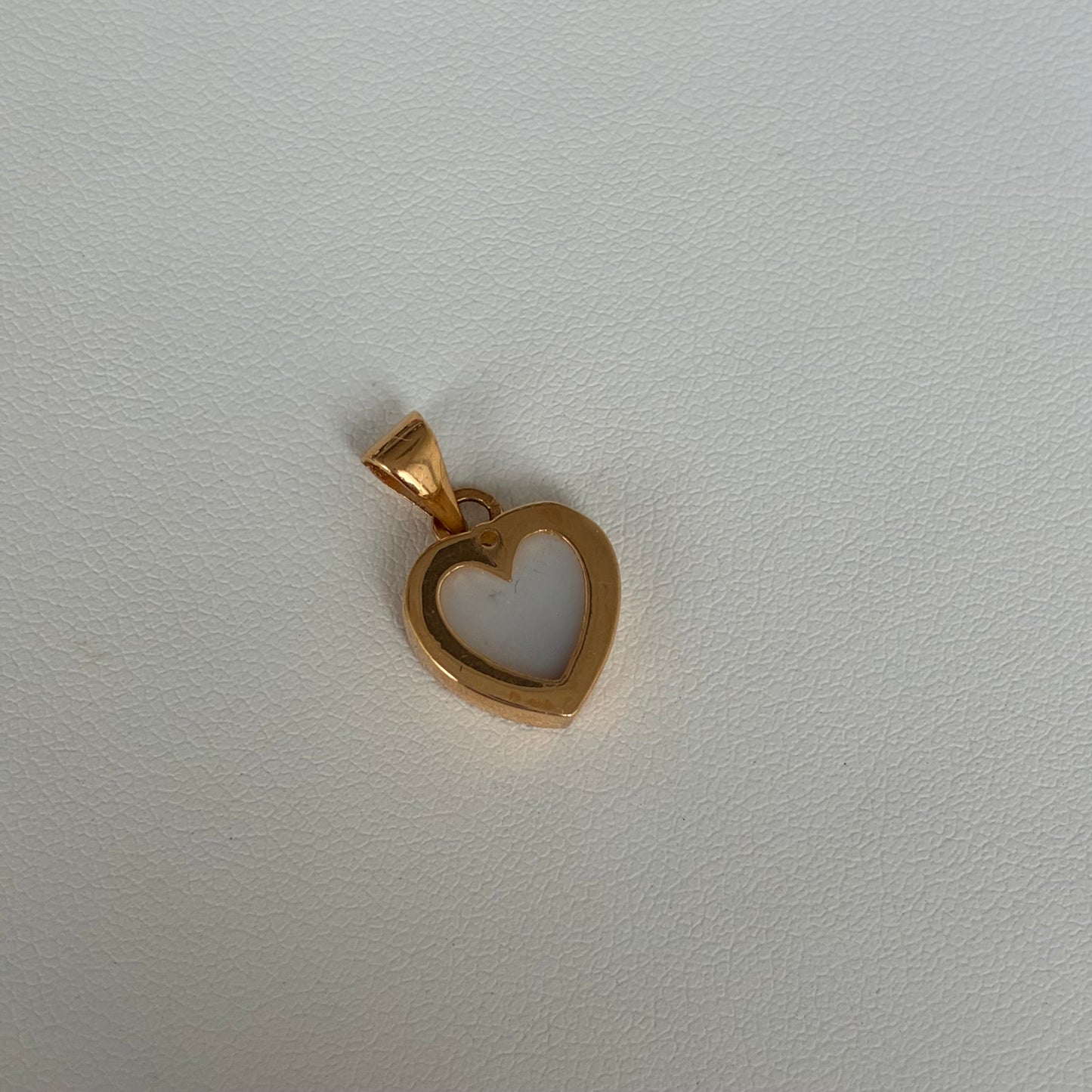 DIJE CORAZON BORDEADO PIEDRAS BLANCAS 1.8CM ORO AMARILLO 18K - 1,67GR *PP*