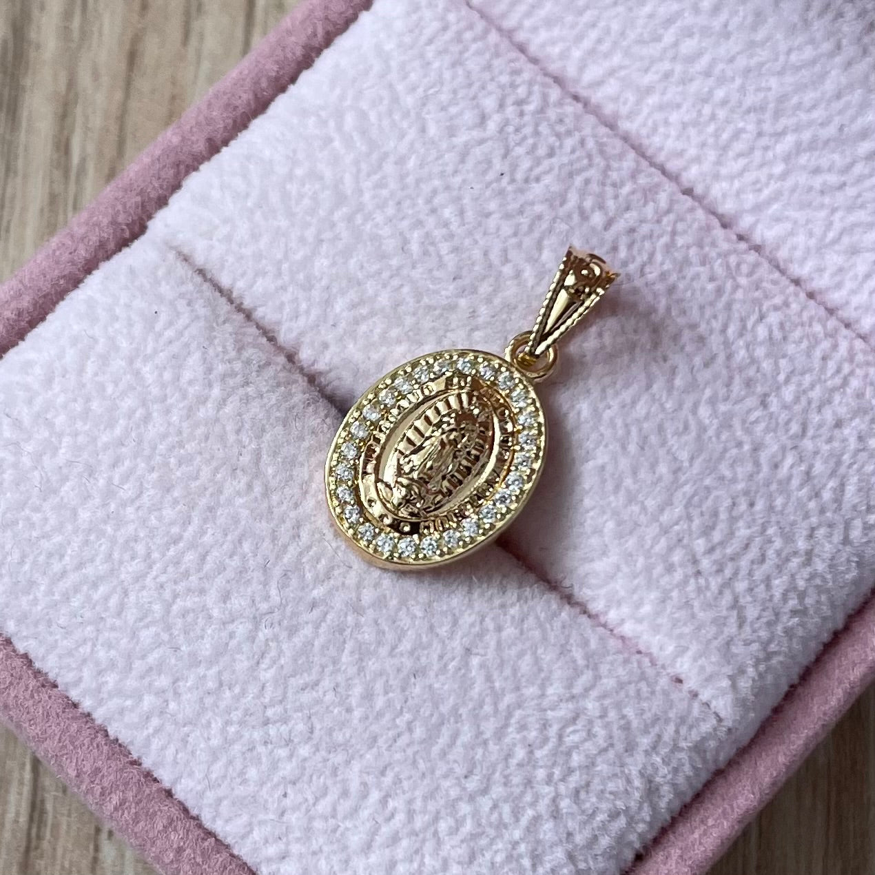 DIJE VIRGEN DE GUADALUPE MARCO PIEDRAS BLANCAS 2.2CM ORO AMARILLO COL 18K - 1,19GR (NG)