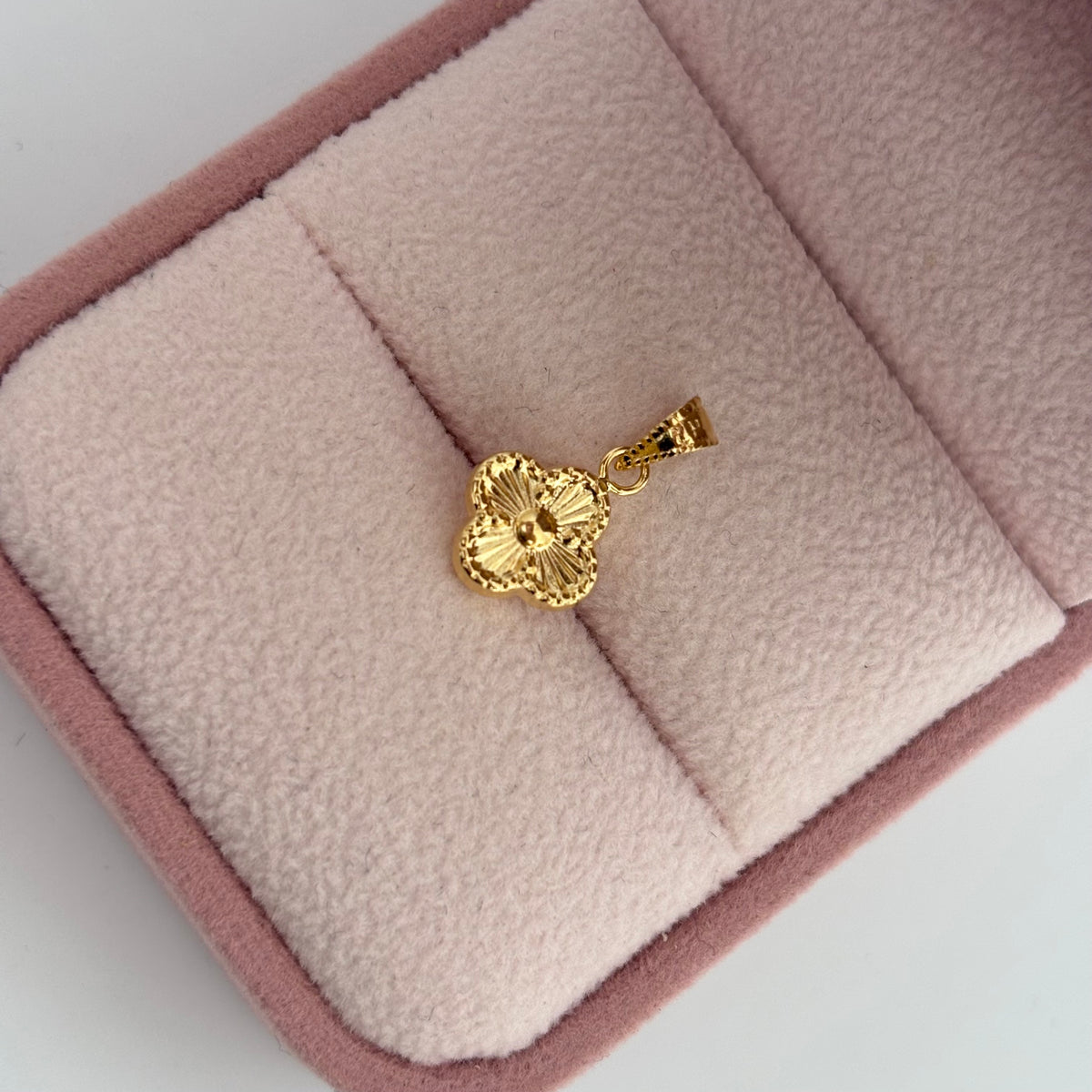 DIJE TREBOL DIAMANTADO 1,6CM ORO AMARILLO COL 18K - 0,45GR