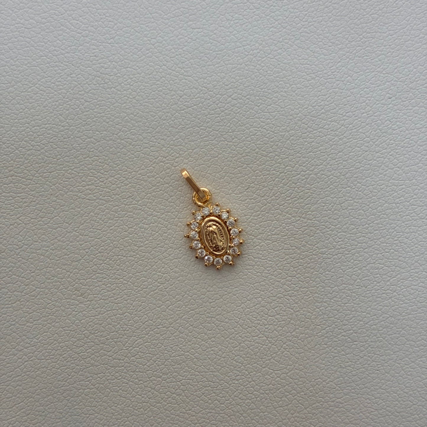 DIJE VIRGEN DE GUADALUPE CON PIEDRAS BLANCAS 1.2CM ORO AMARILLO 18K - 0.38GR