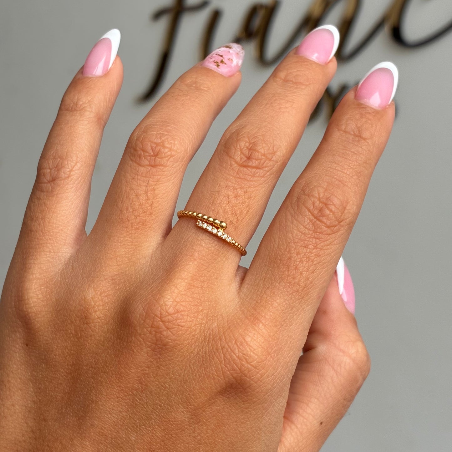 ANILLO DIAGONAL PERLAS Y PIEDRAS BLANCAS TALLA 6.5 ORO AMARILLO 18K - 1,08GR *PP*