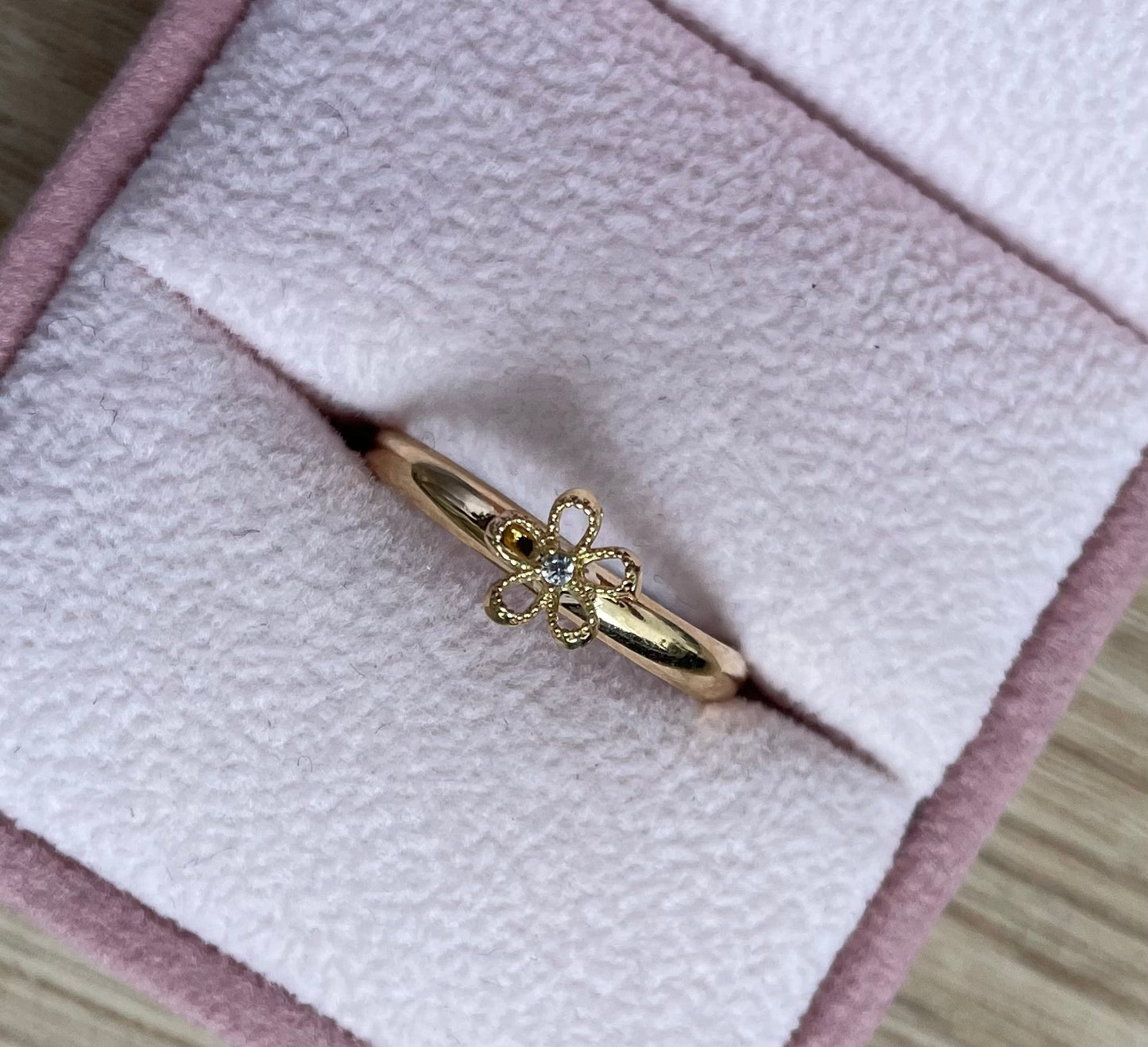 ANILLO CON FLOR PUNTEADA Y PIEDRA BLANCA 6MM ORO AMARILLO COL 18K TALLA 7.5 - 0,88GR (NG)