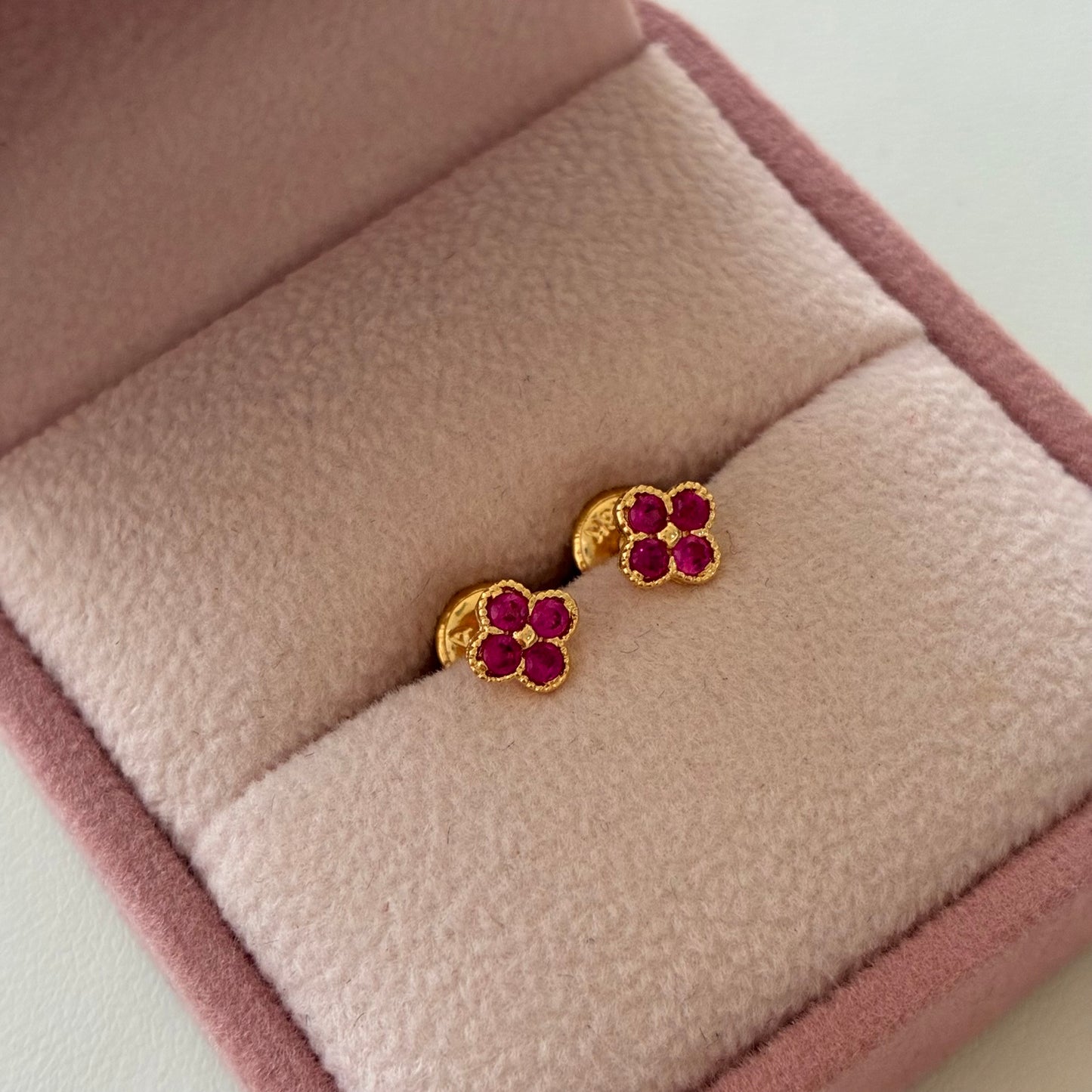 TOPOS TREBOL PIEDRA FUCSIA 6MM ORO AMARILLO 18K - 0,82GR