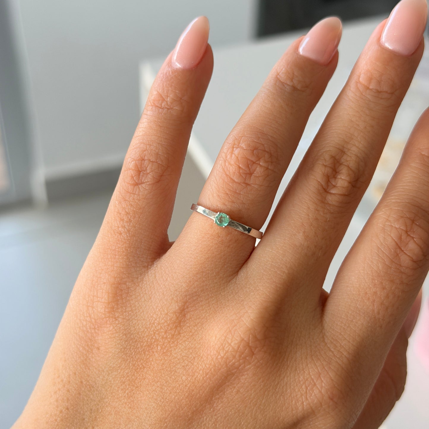 ANILLO SOLITARIO TINNY PIEDRA CENTRAL ESMERALDA NATURAL PLATA 925 TALLA 7