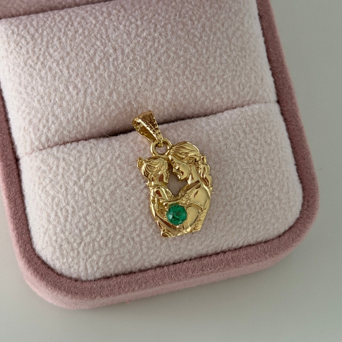 DIJE MADRE E HIJA 2CM + ESMERALDA NATURAL 3MM ORO AMARILLO COL 18K - 1,48GR (ND)