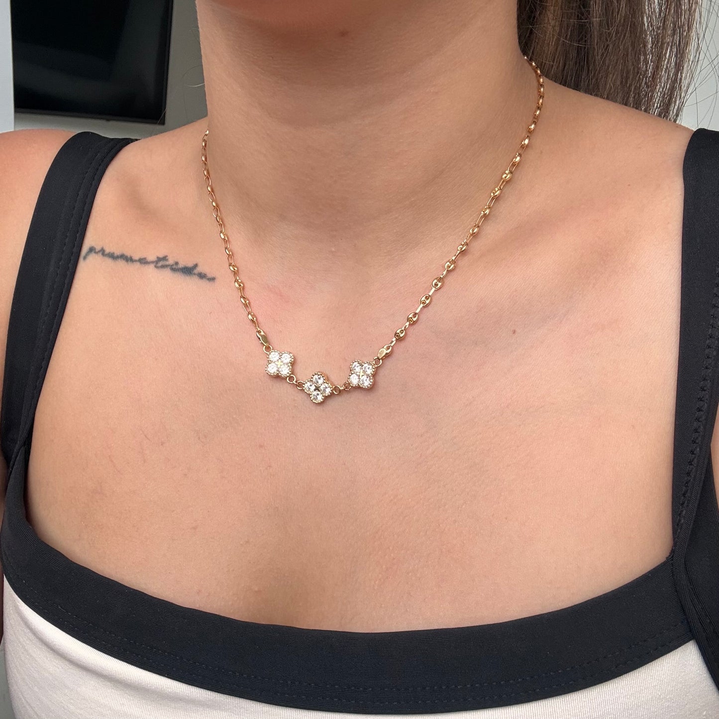 CADEN GRANO DE CAFÉ 3MM + TRES TREBOLES PIEDRAS BLANCAS ORO AMARILLO 18K 43CM - 8,3GR