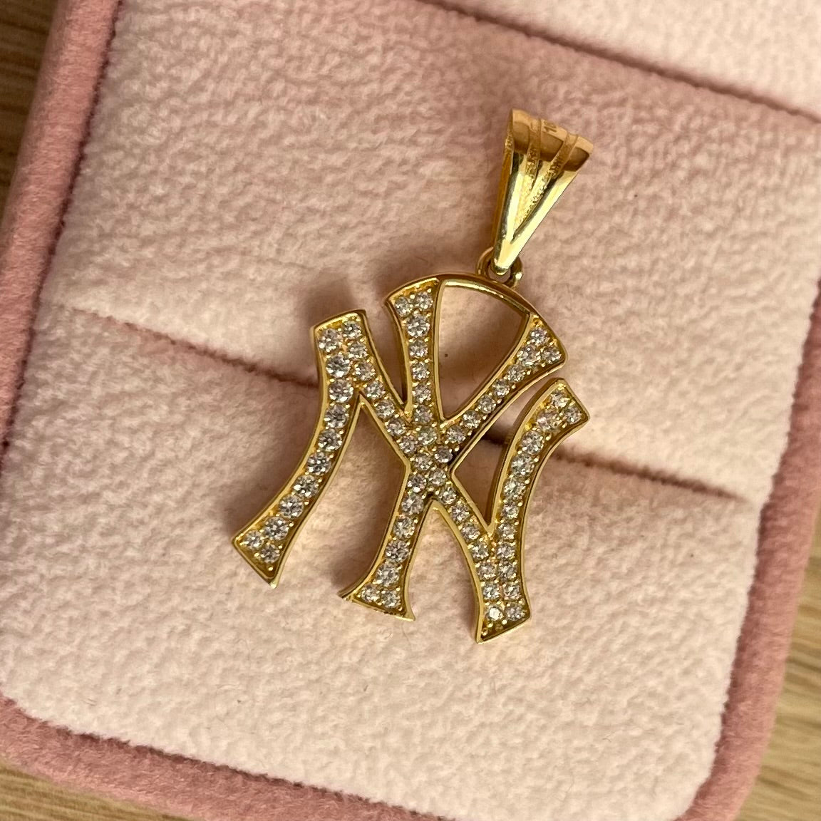DIJE SIMBOLO NEW YORK CON PIEDRAS BLANCAS 3CM ORO AMARILLO COL 18K - 2,45GR (NG)