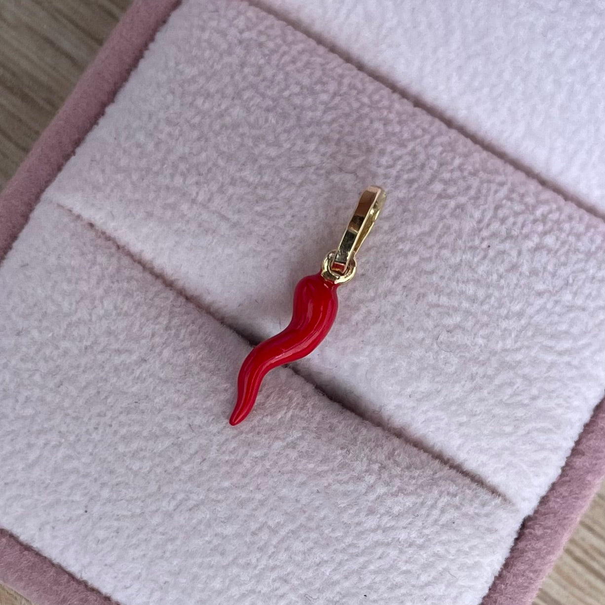 DIJE CACHITO DE LA ABUNDANCIA COLOR ROJO 2CM ORO AMARILLO COL 18K - 0,44GR (NG)
