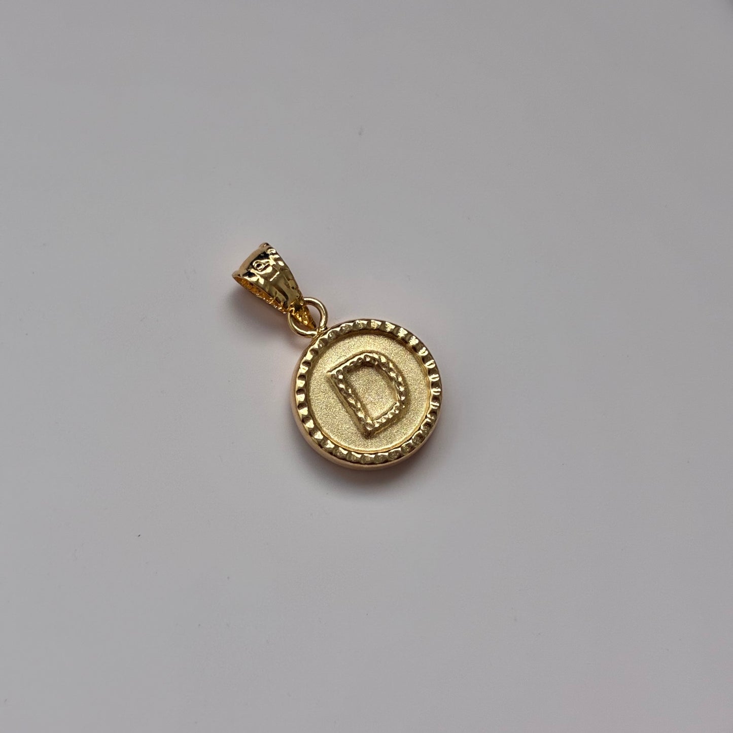 DIJE LETRA D REDONDO BORDEADO 1,7CM ORO AMARILLO 18K - 0,56GR