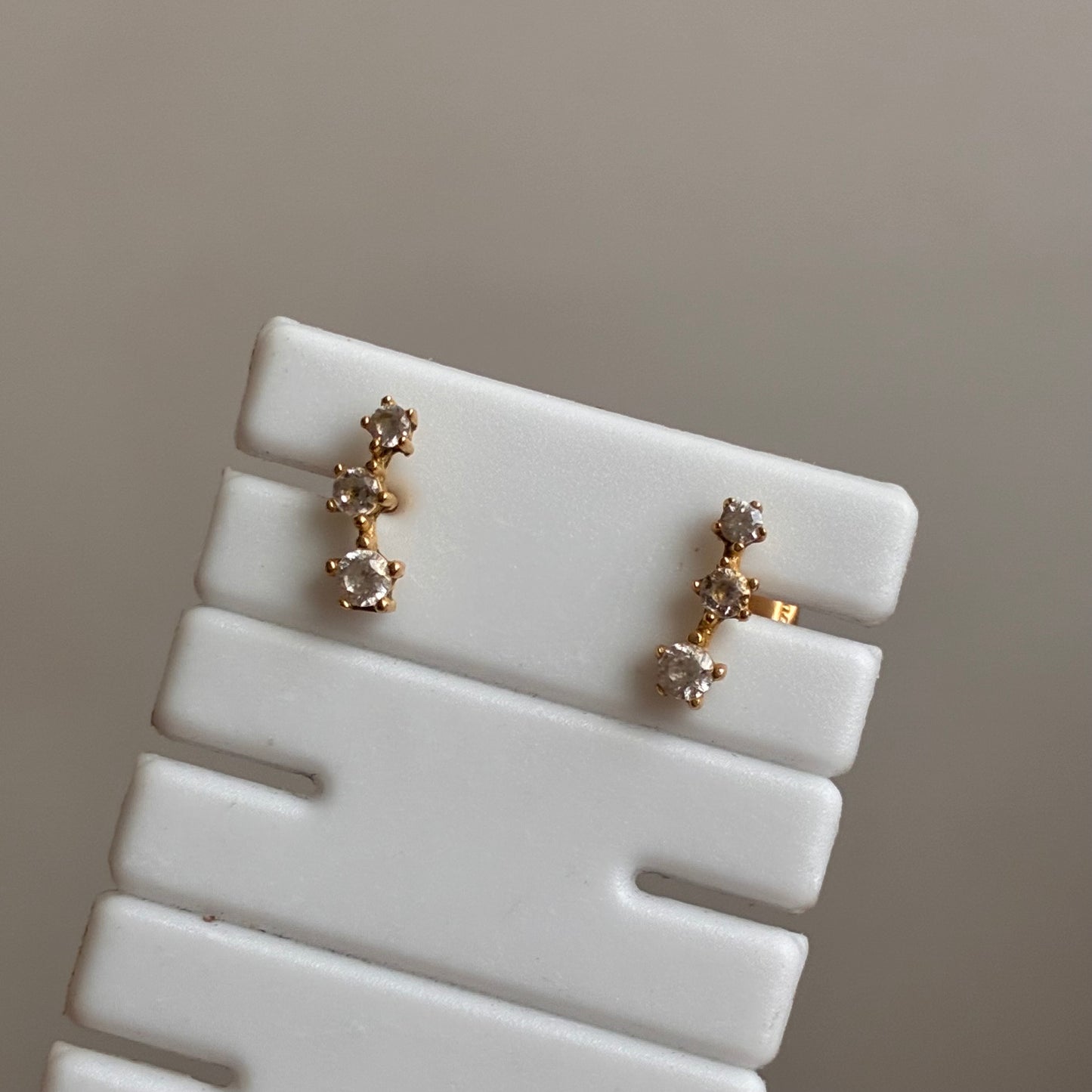 TOPOS LINEA TRES PIEDRAS BLANCAS ORO AMARILLO 18K - 0,68GR