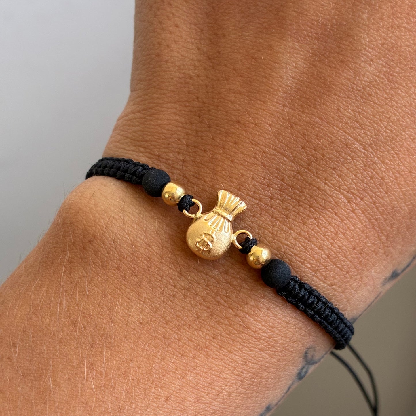 PULSERA HILO NEGRO BOLSA DE DINERO + 2 BOLAS 4MM ORO AMARILLO 18K - 0,68GR