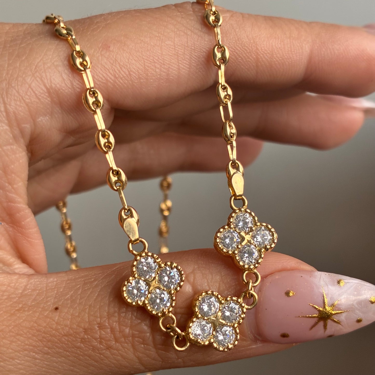 CADEN GRANO DE CAFÉ 3MM + TRES TREBOLES PIEDRAS BLANCAS ORO AMARILLO 18K 43CM - 8,3GR