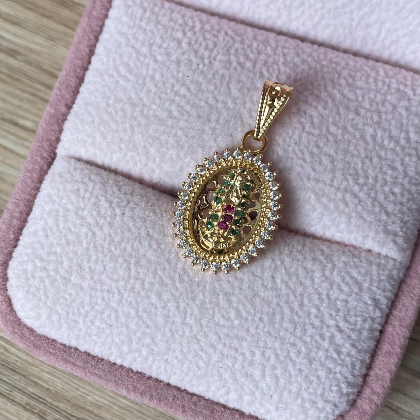 DIJE VIRGEN DE GUADALUPE SILUETA PIEDRAS VERDES Y FUCSIAS  + MARCO PIEDRAS BLANCAS 2.3CM ORO AMARILLO COL 18K - 1,64GR (NG)