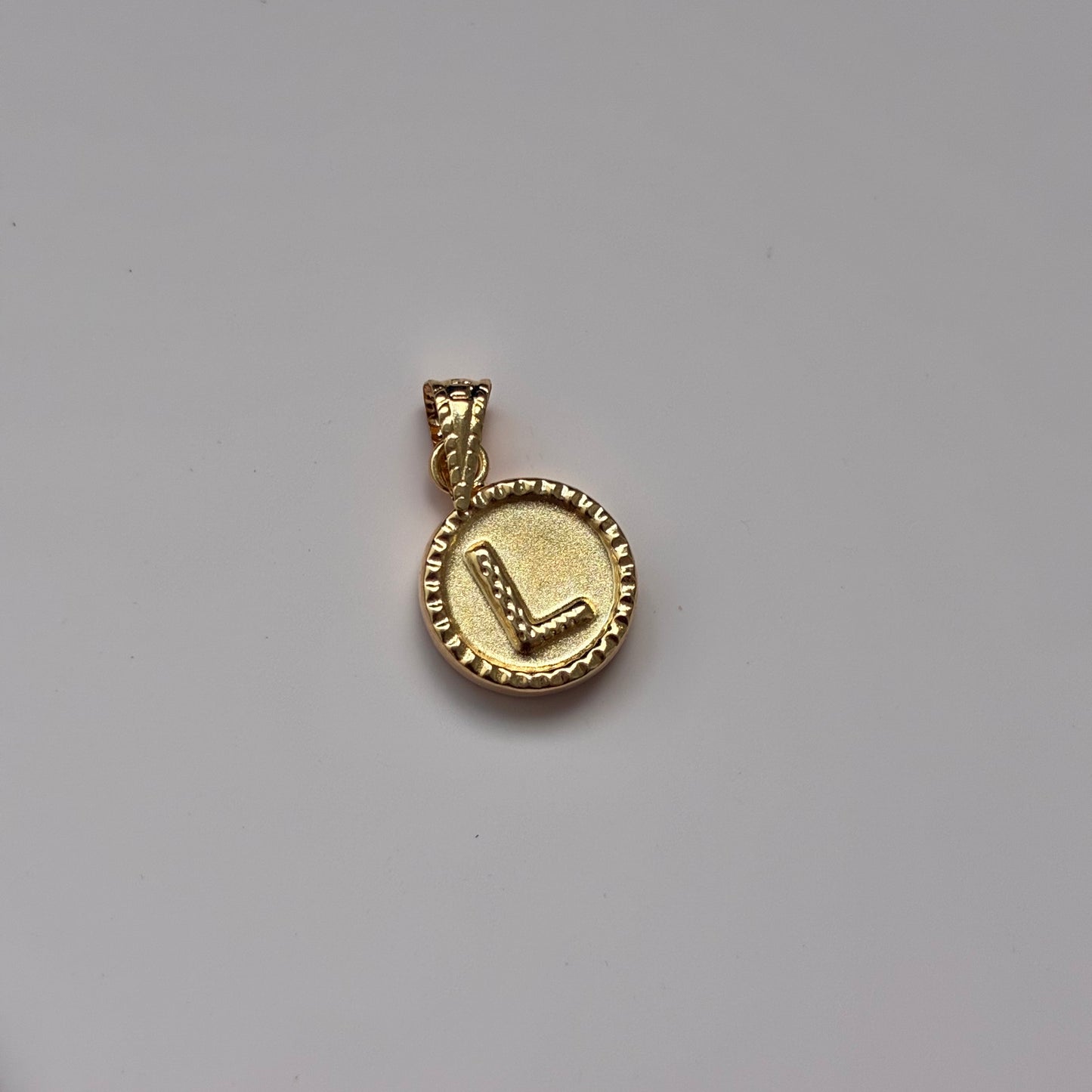 DIJE LETRA L REDONDO BORDEADO 1,7CM ORO AMARILLO 18K - 0,57GR