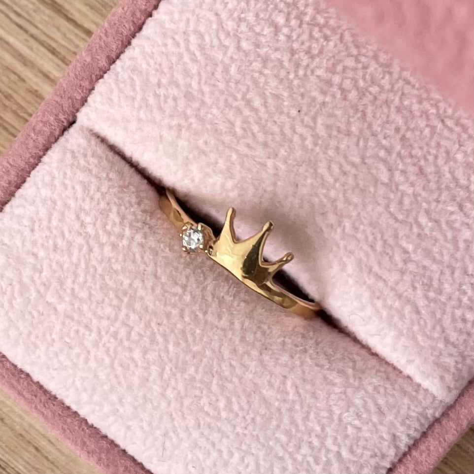 ANILLO LISO CON PIEDRA BLANCA Y CORONA 7,4MM ORO AMARILLO COL 18K TALLA 7 -  1,30GR (NG)