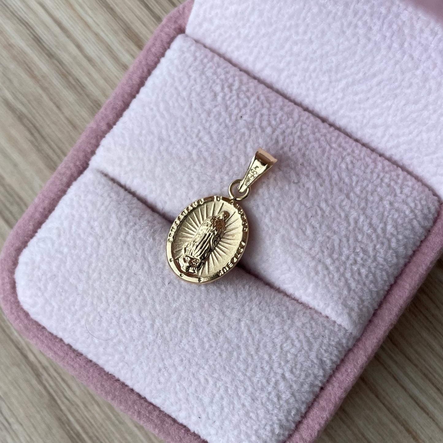 DIJE VIRGEN DE GUADALUPE CON DESTELLOS  2CM ORO AMARILLO COL 18K - 0,63GR (NG)