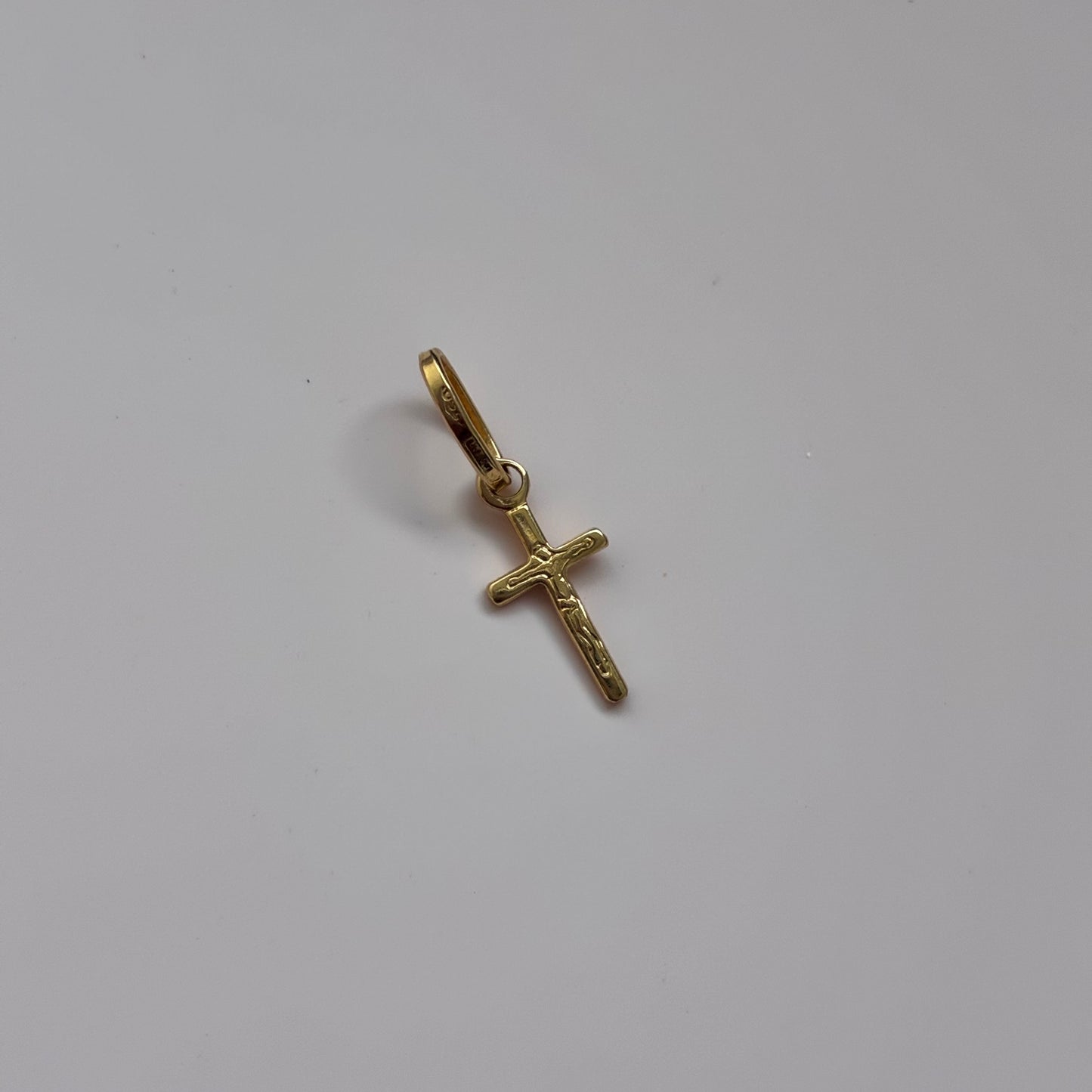 DIJE CRUZ CON CRISTO 1.3CM ORO AMARILLO 18K - 0,45GR