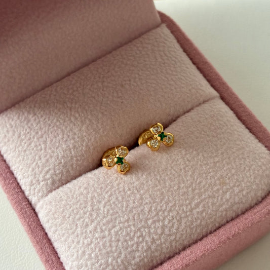 TOPOS TRES HOJAS PIEDRA VERDE 6MM ORO AMARILLO 18K - 0,64GR