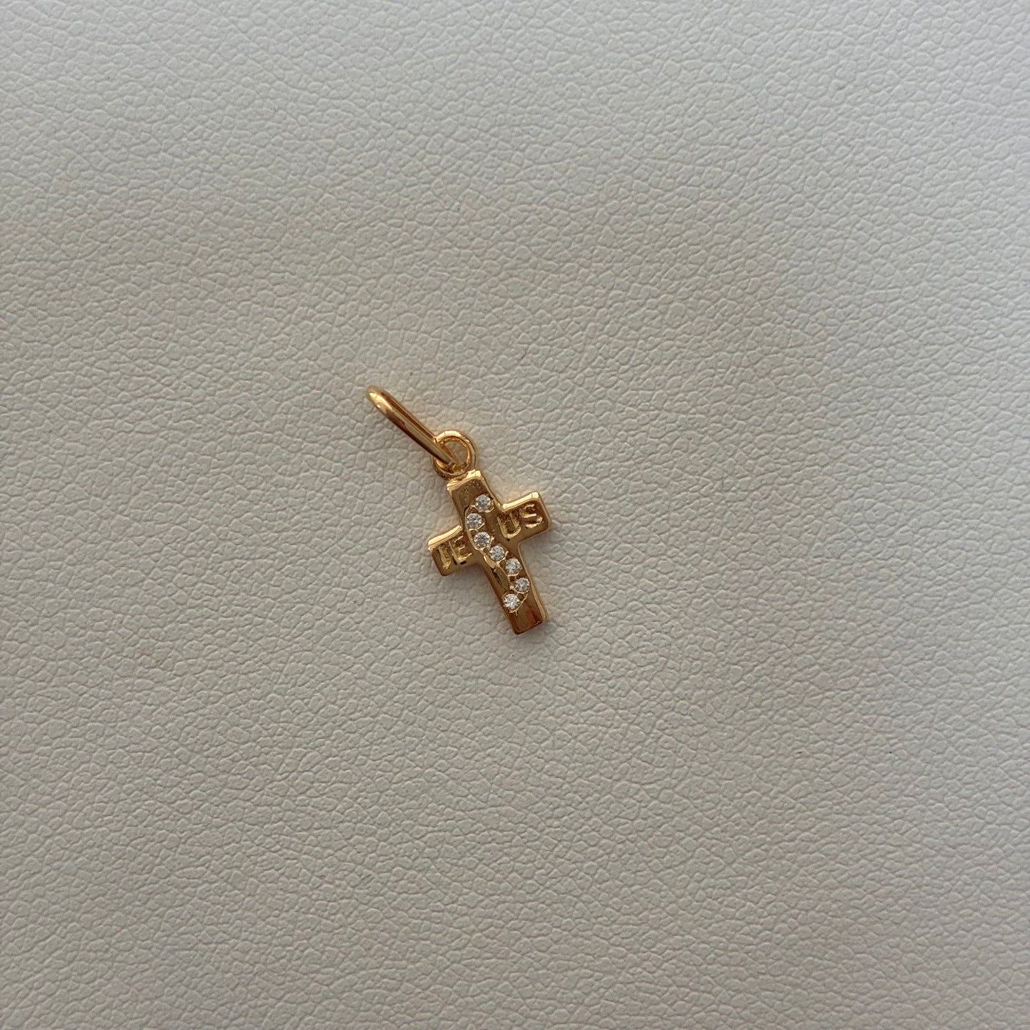 DIJE CRUZ JESUS PIEDRAS BLANCAS CENTRALES 1.5CM ORO AMARILLO 18K - 0.42GR