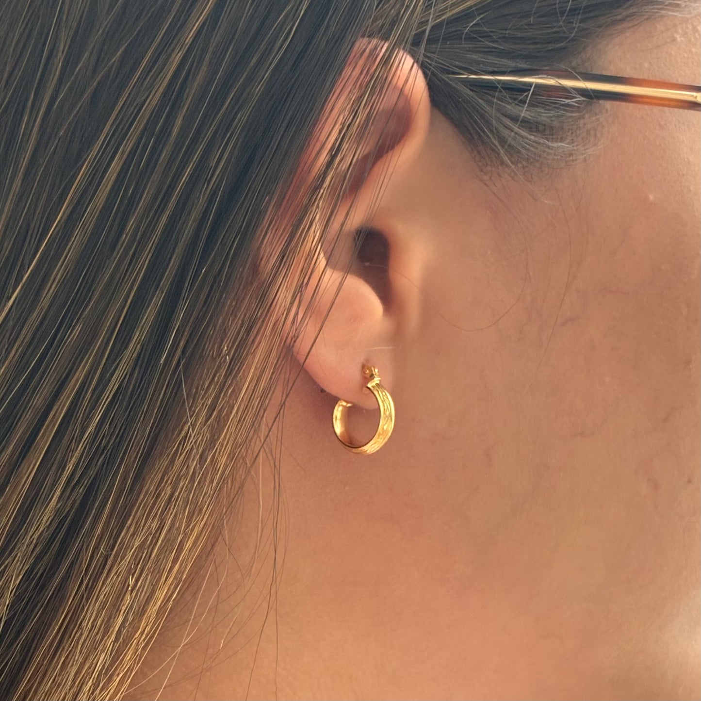 CANDONGAS CURVAS CON RELIEVE 0,8CM ORO AMARILLO 18K - 1,65GR *PP*