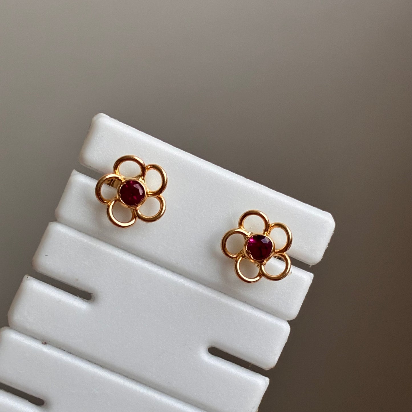 TOPOS SILUETA FLOR PIEDRA FUCSIA 6MM ORO AMARILLO 18K - 0,76GR