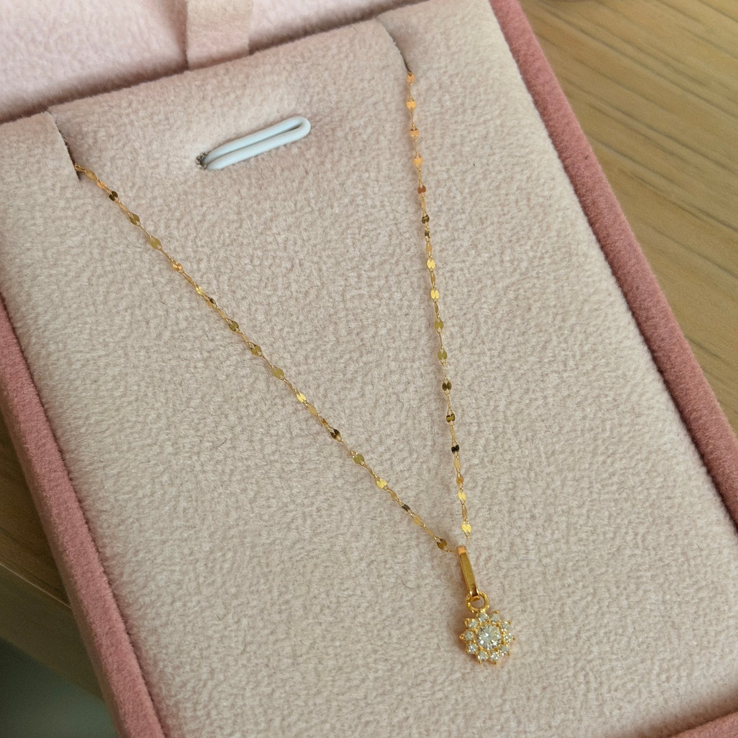 CADENA MINI CRISPETA 50CM + DIJE FLOR PIEDRAS BLANCAS 1.2CM ORO AMARILLO 18K