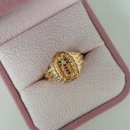 ANILLO VIRGEN DE GUADALUPE SILUETA PIEDRAS VERDES Y ROJAS TALLA 7 ORO AMARILLO 18K - 3,86GR *PP*